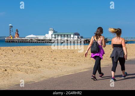 Bournemouth, Dorset, Großbritannien. Juni 2021. Wetter in Großbritannien: Die Sonne kehrt in Bournemouth mit einem schönen warmen, sonnigen Morgen mit blauem Himmel an den Stränden von Bournemouth zurück, während Sonnenanbeter an die Küste fahren, um die Sonne zu genießen. Quelle: Carolyn Jenkins/Alamy Live News Stockfoto
