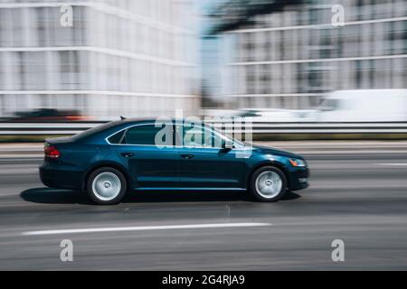 Ukraine, Kiew - 29. April 2021: Blauer Volkswagen Jetta-Wagen auf der Straße. Redaktionell Stockfoto