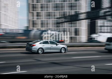 Ukraine, Kiew - 29. April 2021: Silberner Hyundai Sonata-Wagen fährt auf der Straße. Redaktionell Stockfoto