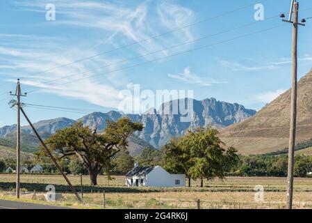 FRANSCHHOEK, SÜDAFRIKA - 12. APRIL 2021: Ein Bauernhaus in der Nähe von Franschhoek in der Provinz Westkap. Die Hottentots-Holland Berge und Macht inf Stockfoto