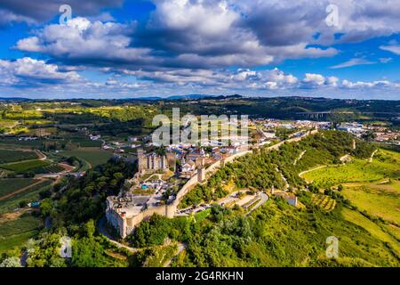 Luftaufnahme der historischen ummauerten Stadt Obidos bei Sonnenuntergang, in der Nähe von Lissabon, Portugal. Luftaufnahme der mittelalterlichen Stadt Obidos, Portugal. Luftaufnahme von medi Stockfoto