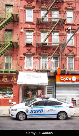 New York, USA - 03. Juli 2018: Polizeiauto der NYPD parkte auf der Mott Street, inoffiziell Chinatown's Main Street genannt. Stockfoto