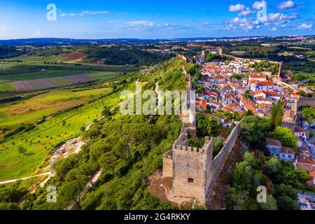 Luftaufnahme der historischen ummauerten Stadt Obidos bei Sonnenuntergang, in der Nähe von Lissabon, Portugal. Luftaufnahme der mittelalterlichen Stadt Obidos, Portugal. Luftaufnahme von medi Stockfoto