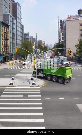 New York, USA - 03. Juli 2018: LKW auf der 2nd Avenue und East Houston Street vielbefahrene Kreuzung. Stockfoto