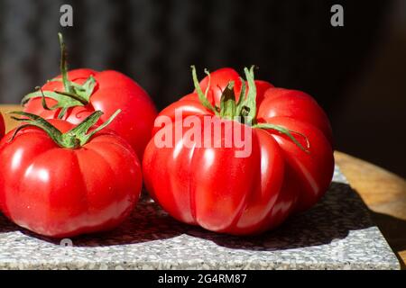 Reife rosa leckere monterosa-Tomaten aus Spanien aus nächster Nähe Stockfoto