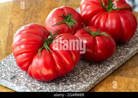 Reife rosa leckere monterosa-Tomaten aus Spanien aus nächster Nähe Stockfoto