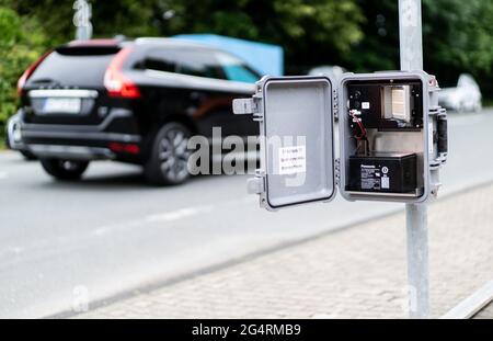 23. Juni 2021, Nordrhein-Westfalen, Sprockhövel-Haßlinghausen: Ein Auto fährt am Rathausplatz an einem Radar-basierten Verkehrszählgerät vorbei. Derzeit findet in ganz Deutschland die Zählung des Straßenverkehrs statt. Straßen.NRW setzt hierzu in jüngster Zeit verstärkt Radar- und videobasierte Methoden ein. Foto: Jonas Güttler/dpa Stockfoto