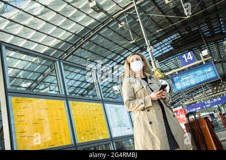 Berlin, Deutschland. Oktober 2020. Zum Theme Service Bericht vom 23. Juni 2021: Ängstliche Fragen: Werde ich ankommen, und wenn ja, wann? Reisen während eines Bahnstreiks ist nicht angenehm. Aber die Betroffenen haben viele Rechte. Quelle: Christin Klose/dpa-tmn/dpa/Alamy Live News Stockfoto