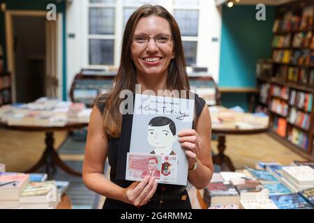 Sarah John, Chefkasseurin der Bank of England, mit einer neuen 50-Pfund-Banknote und einem Buch über den Codebrecher Alan Turing aus dem Zweiten Weltkrieg bei Daunt Books in London. Bilddatum: Mittwoch, 23. Juni 2021. Stockfoto