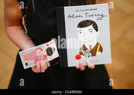 Sarah John, Chefkasseurin der Bank of England, mit einer neuen 50-Pfund-Banknote und einem Buch über den Codebrecher Alan Turing aus dem Zweiten Weltkrieg bei Daunt Books in London. Bilddatum: Mittwoch, 23. Juni 2021. Stockfoto