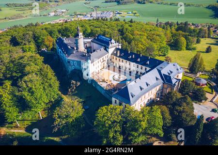 Draufsicht auf die mittelalterliche Burg Zbiroh. Tschechische Republik. Malerische Landschaft mit imposanten mittelalterlichen Schloss Zbiroh im Rokycany Bezirk, Region Pilsen, CZ Stockfoto