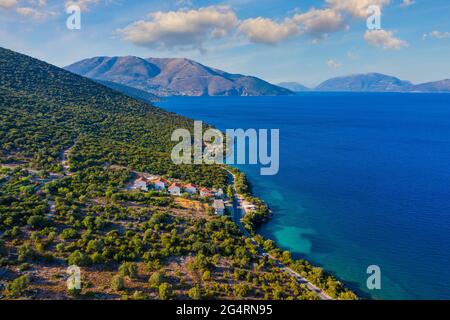 Luftaufnahme der Stadt Karavomylos, berühmt für Melissani Lake Cave, Kefalonia, Griechenland. Stockfoto