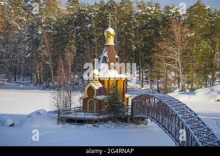 Die Kirche des Apostels Andreas der Erstberufene auf dem Fluss Vuoksa in einer Winterlandschaft. Leningrad, Russland Stockfoto