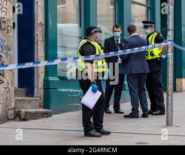 Edinburgh, Großbritannien. 23. Juni 2021 im Bild: Die Polizei hat eine Wohnung in der Leith Street in Edinburgh umzingelt. Kredit: Rich Dyson/Alamy Live Nachrichten Stockfoto