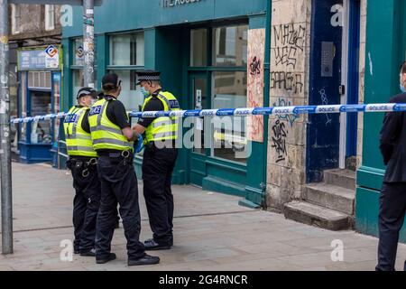 Edinburgh, Großbritannien. 23. Juni 2021 im Bild: Die Polizei hat eine Wohnung in der Leith Street in Edinburgh umzingelt. Kredit: Rich Dyson/Alamy Live Nachrichten Stockfoto