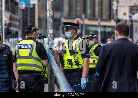 Edinburgh, Großbritannien. 23. Juni 2021 im Bild: Die Polizei hat eine Wohnung in der Leith Street in Edinburgh umzingelt. Kredit: Rich Dyson/Alamy Live Nachrichten Stockfoto