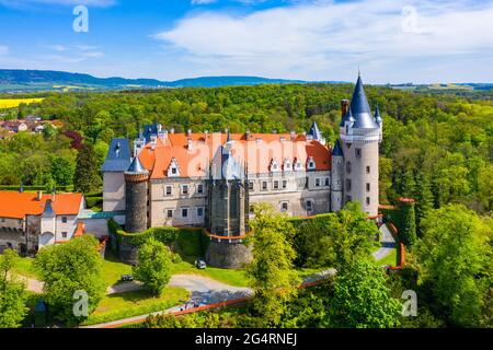 Luftaufnahme des Schlosses Zleby in der Region Mittelböhmen, Tschechische Republik. Die ursprüngliche Burg Zleby wurde im neugotischen Stil des Schlosses umgebaut. Chatten Stockfoto