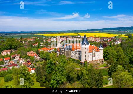 Luftaufnahme des Schlosses Zleby in der Region Mittelböhmen, Tschechische Republik. Die ursprüngliche Burg Zleby wurde im neugotischen Stil des Schlosses umgebaut. Chatten Stockfoto