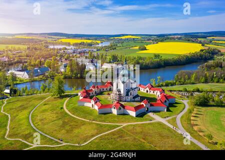 Draufsicht auf die Kirche St. Johannes von Nepomuk. Zdar nad Sazavou. Tschechien. Die Pilgerkirche des hl. Johannes von Nepomuk auf der Zelena hora in Zdar nad Sazavou Stockfoto