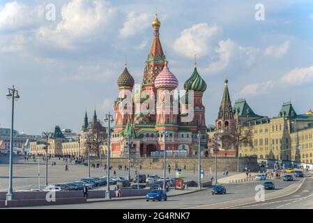 MOSKAU, RUSSLAND - 14. APRIL 2021: Blick auf die Kathedrale der Fürbitte (St. Basil's Cathedral) an einem sonnigen Apriltag Stockfoto