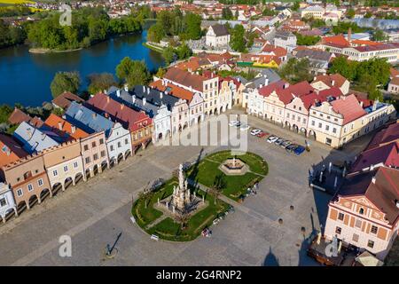 Luftlandschaft der kleinen tschechischen Stadt Telc mit dem berühmten Hauptplatz (UNESCO-Weltkulturerbe). Luftbild der Altstadt Telc, Südmähren, Stockfoto