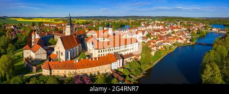 Luftlandschaft der kleinen tschechischen Stadt Telc mit dem berühmten Hauptplatz (UNESCO-Weltkulturerbe). Luftbild der Altstadt Telc, Südmähren, Stockfoto