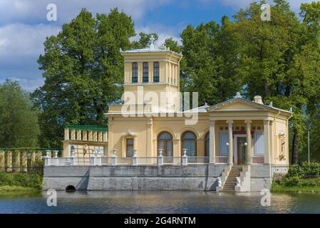 PETRODWOREZ, RUSSLAND - 29. MAI 2021: Zarizyn-Pavillon an einem sonnigen Maitag aus der Nähe. Peterhof Stockfoto