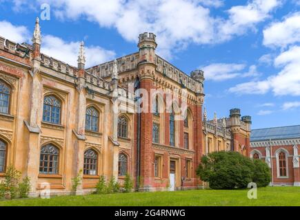 PETRODWOREZ, RUSSLAND - 29. MAI 2021: Fragment des alten Komplexes der kaiserlichen gotischen Ställe an einem sonnigen Maitag. Peterhof Stockfoto