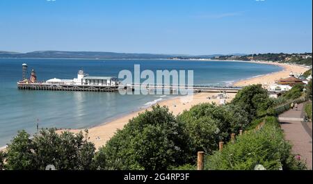 Bournemouth, Großbritannien. Juni 2021. Viel Platz für Sonnenliebhaber am Strand rund um den Bournemouth Pier in Dorset, wenn die Sonne und der blaue Himmel nach einer Zeit nassen Wetters an die Südküste zurückkehren. Kredit: Richard Crease/Alamy Live Nachrichten Stockfoto