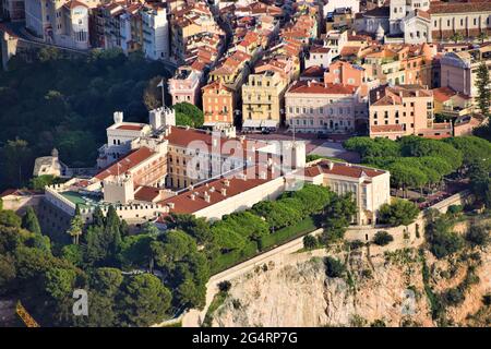 Panoramablick auf den Felsen von Monaco, die Altstadt und den Fürstenpalast. 2019. Stockfoto