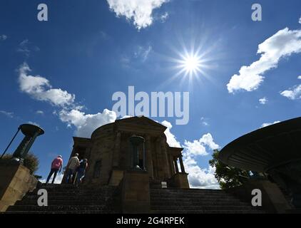 Stuttgart, Deutschland. Juni 2021. Sonne und Wolken sind am Himmel über der Grabkapelle auf dem Württemberg bei Stuttgart. Quelle: Bernd Weißbrod/dpa/Alamy Live News Stockfoto