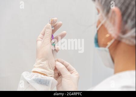 Lviv, Ukraine 29. Mai 2021. Ein Gesundheitsmitarbeiter bereitet eine Dosis Coronavac-Impfstoff vor. Stockfoto