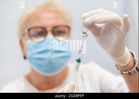 Lviv, Ukraine 29. Mai 2021. Ein Gesundheitsmitarbeiter bereitet eine Dosis Coronavac-Impfstoff vor. Stockfoto