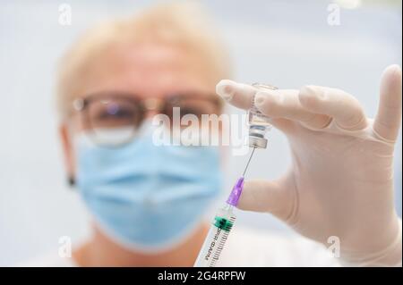 Lviv, Ukraine 29. Mai 2021. Ein Gesundheitsmitarbeiter bereitet eine Dosis Coronavac-Impfstoff vor. Stockfoto