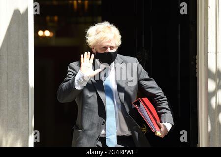 Downing Street London, Großbritannien. Juni 2021. Boris Johnson der britische Premierminister verlässt die Downing Street Nr. 10 und geht nach Westminster, um seine wöchentlichen Fragen des Premierministers zu beantworten.Quelle: MARTIN DALTON/Alamy Live News Stockfoto