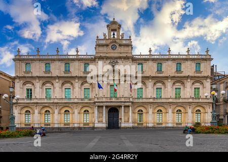 Historisches Gebäude der ältesten Universität Siziliens, dessen akademischer Spitzname Siculorum Gymnasium über dem Eingang zu sehen ist. Catania, Sizilien, ich Stockfoto