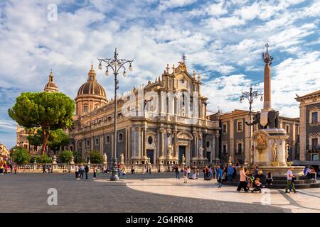 Piazza del Duomo in Catania an einem Sommertag, mit dem Dom der Heiligen Agatha und dem Elefantenbrunnen. Sizilien, Süditalien. Blick auf die Kathedrale Sant Agat Stockfoto