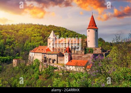 Luftaufnahme der Burg Krivoklat in Tschechien, Europa. Berühmte tschechische mittelalterliche Burg von Krivoklat, Mitteltschechische Republik. Burg Krivoklat, mediev Stockfoto