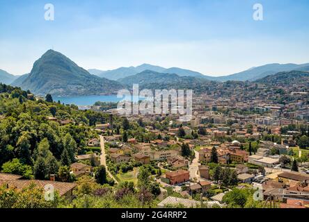 Panoramablick auf die Stadt Lugano mit dem Berg San Salvatore, Tessin, Schweiz Stockfoto