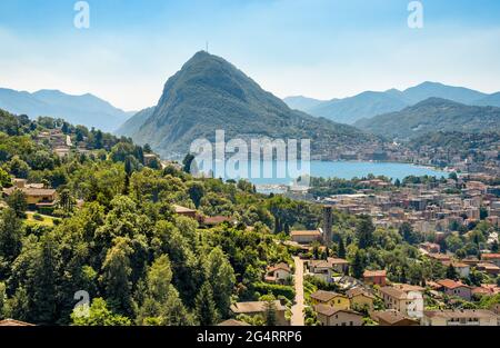 Panoramablick auf die Stadt Lugano mit dem Berg San Salvatore, Tessin, Schweiz Stockfoto