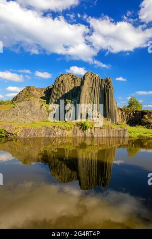 Polygonale Strukturen von Basaltsäulen, Naturdenkmal Panska skala bei Kamenicky Senov, Tschechische Republik. Basaltorgelpfeifen von Panska Skala bei Ka Stockfoto