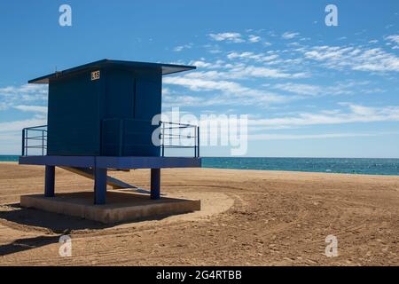 Blue-Rettungsschwimmer-Station am strand von bolnuevo, alicante, spanien, geschlossen und keine Menschen am Strand Stockfoto