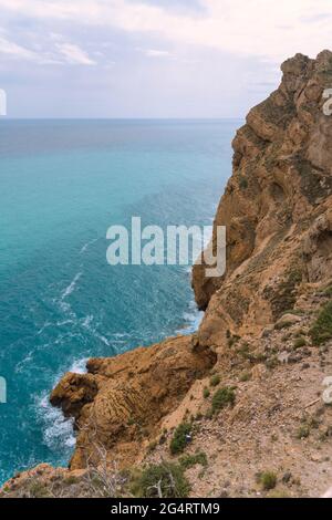 Von oben gesehen, mit einer Klippe, die das Mittelmeer überblickt, in türkisblauer Farbe. Stockfoto