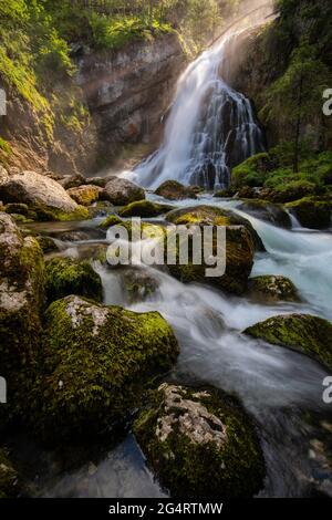 Gollinger Wasserfall in Golling an der Salzach bei Salzburg, Österreich. Gollinger Wasserfall mit moosigen Felsen und grünen Bäumen, Golling, Salzburger Land, Stockfoto