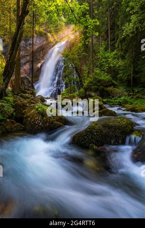 Gollinger Wasserfall in Golling an der Salzach bei Salzburg, Österreich. Gollinger Wasserfall mit moosigen Felsen und grünen Bäumen, Golling, Salzburger Land, Stockfoto