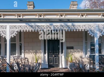 Detail eines viktorianischen Holzhauses mit Doppelfassade im historischen Williamstown, Melbourne, Australien Stockfoto