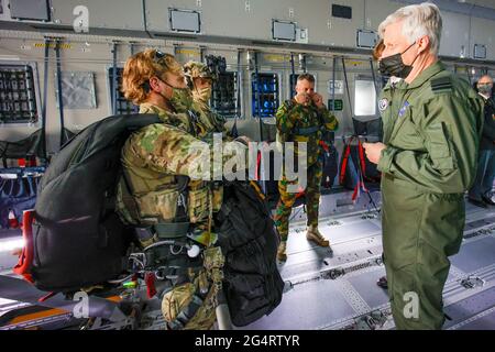 König Philippe - Filip von Belgien spricht mit einem Soldaten vor einem Fallschirmsprung im Airbus A400M während eines Fluges, Teil eines königlichen Besuches Stockfoto