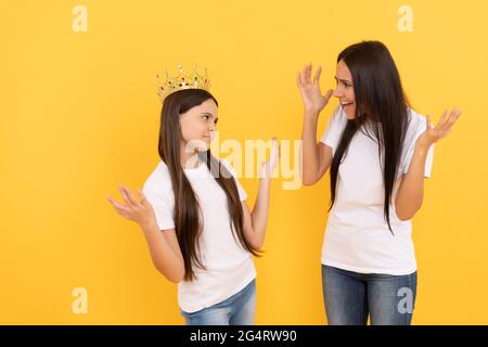 Wütend Mutter schimpfen hartnäckige pingelige Kind. Ignorieren Eltern. Schrei auf schwierige Kind. Smug. Stockfoto