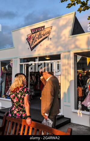 Nachbildung eines Modengeschäfts Vivien of Holloway beim Goodwood Revival 2011, UK Nostalgie Event. 1940er Jahre, 1950er Jahre Mode. Menschen Stockfoto