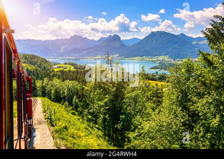 SchafbergBahn, Schafberg, Salzkammergut, Land Salzburg, Österreich. Reise auf die Spitze der Alpen durch üppige Felder A Stockfoto